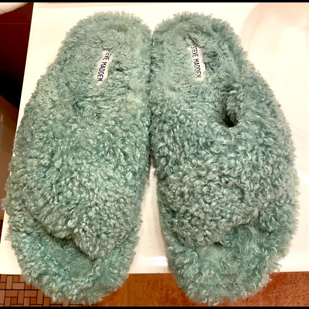 Steve Madden Fuzzy Women’s Slippers - Sz 8 Mint green